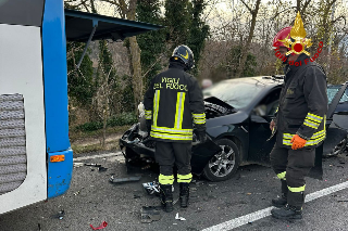 Gagliole - Tamponamento tra auto, pullman e scuolabus: mamma e figlio in ospedale